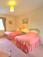 Twin bedroom at Fords Farm bed & breakfast Wallingford near Oxford Twin bedroom at Fords Farm bed & breakfast Wallingford near Oxford